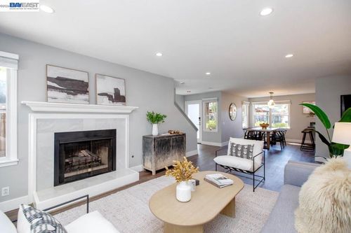 641 Centre Ct, Alameda, CA, 94502-6560 | Card Image