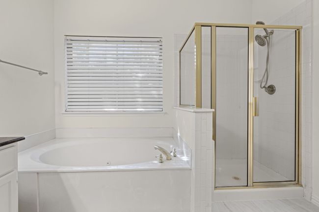 Separate tub and shower | Image 15