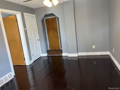 6819 6819 Meadow Avenue, Warren, MI, 48091 | Card Image