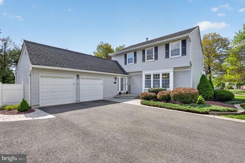 8 Valerie Ln, LAWRENCEVILLE, NJ, 08648-1432 | Card Image