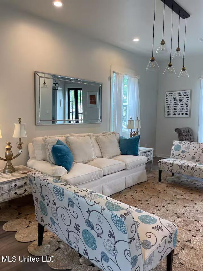 Living Area 1 | Image 8