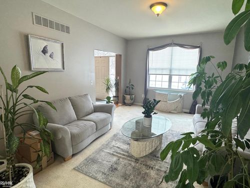 3021 Richmond Dr, Rochester Hills, MI, 48309-4086 | Card Image