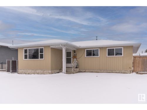 8715 27 Ave Nw, Edmonton, AB, T6K2X3 | Card Image