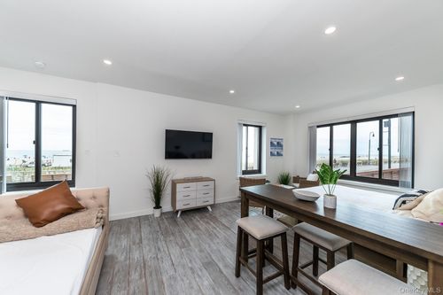 1h-100 W Broadway, Long Beach, NY, 11561-4001 | Card Image