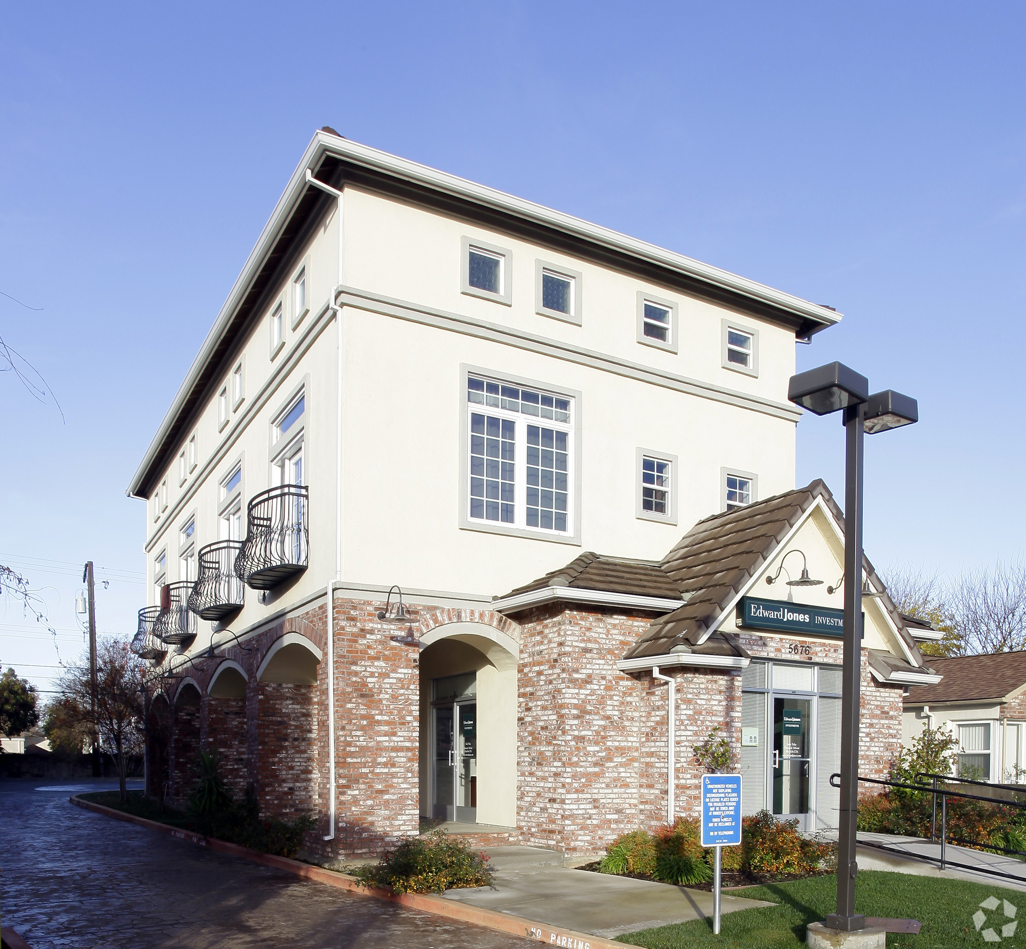 5676 Elvas Ave, Sacramento, CA 95819