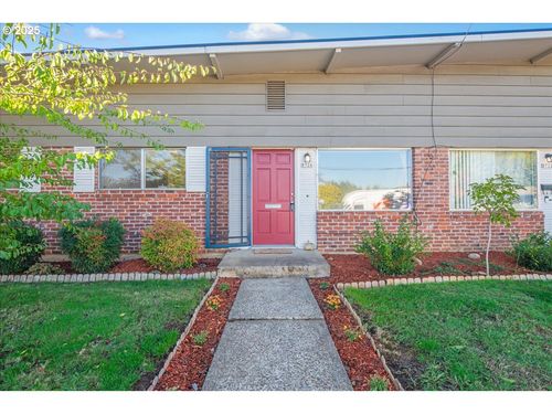 8726 Ne Hassalo St, Portland, OR, 97220-5762 | Card Image