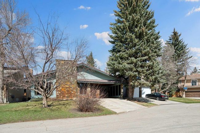 32 Pump Hill Mews Sw, Home with 4 bedrooms, 3 bathrooms and 4 parking in Calgary AB | Image 2
