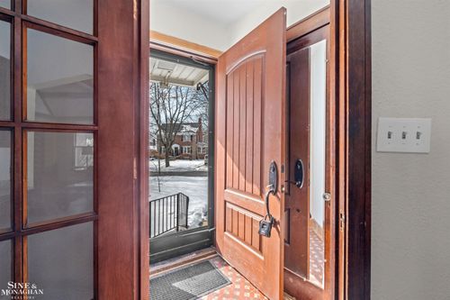 970 Lakepointe St, Grosse Pointe Park, MI, 48230-1710 | Card Image