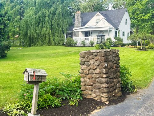 121 Lewis Rd, Trumbull, CT, 06611-2053 | Card Image