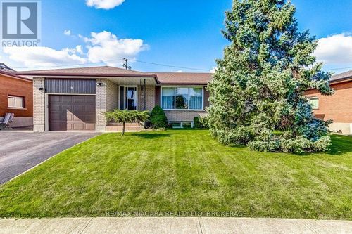 19 Eastdale Crescent, Welland (Lincoln/Crowland), ON, L3B1E6 | Card Image