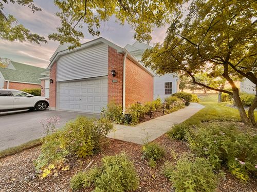112 Pembroke Cir, Lake Bluff, IL, 60044-1160 | Card Image