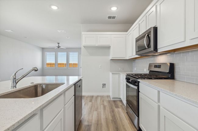 304 Bendecido Loop, House other with 4 bedrooms, 4 bathrooms and 2 parking in Elgin TX | Image 8