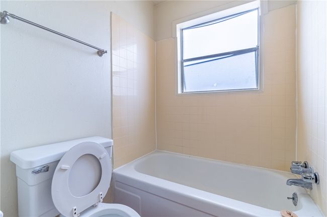 Full bathroom with toilet and washtub / shower combination | Image 7
