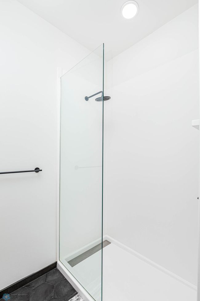 Primary Shower | Image 32