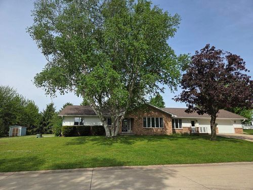 411 Westwood Ave, Strawberry Point, IA, 52076-9415 | Card Image