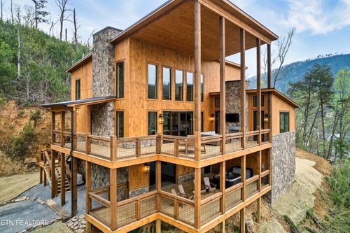 140 Water Tower Rd, Gatlinburg, TN, 37738-4932 | Card Image