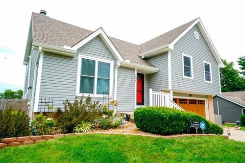 101 Shasta Daisy Dr, Smithville, MO, 64089-8248 | Card Image