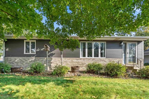 818 8th St Nw, Independence, IA, 50644-1517 | Card Image