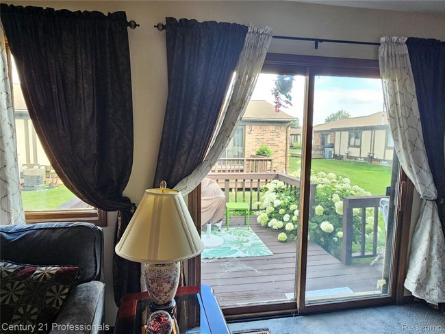 SLIDING DOOR TO DECK | Image 10