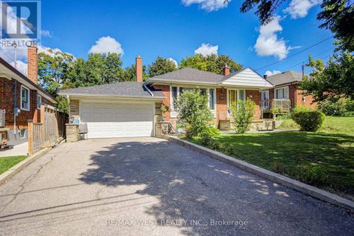 65 Ridge Point Cres, North York, ON, M6M2Z7 | Card Image