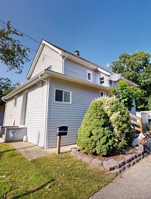 25 William St, Central Islip, NY, 11722-2404 | Card Image