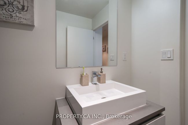 1012 - 111 Bathurst St, Condo with 2 bedrooms, 2 bathrooms and null parking in Toronto ON | Image 18