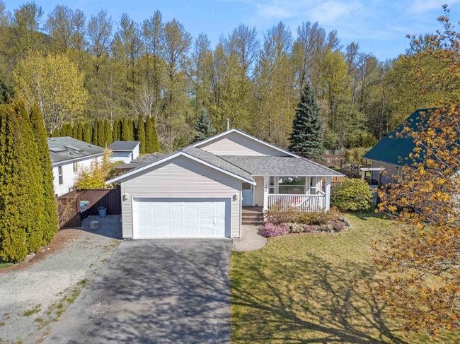 1050 Edgewater Crescent, House other with 3 bedrooms, 2 bathrooms and 6 parking in Squamish BC | Image 36