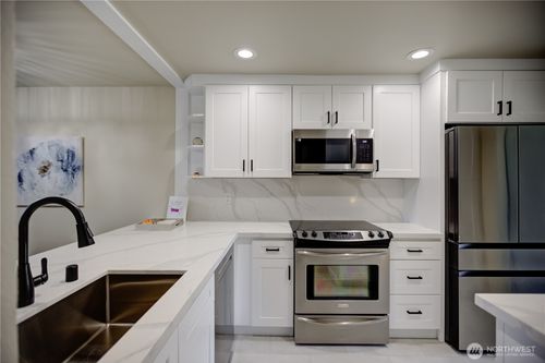 apt-586-13896 Ne 66th St, Redmond, WA, 98052-9741 | Card Image