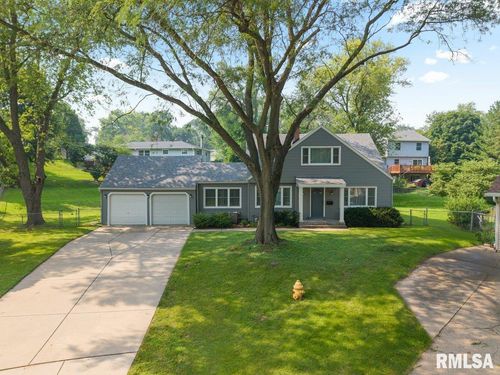 2930 Greenway Dr, Bettendorf, IA, 52722-2355 | Card Image