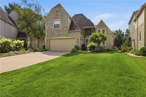 4262 Vilamoura Dr, Avon, OH, 44011-3753 | Card Image