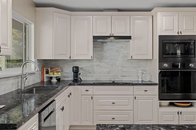 912 Seacrest Crt, House other with 6 bedrooms, 3 bathrooms and 3 parking in Port Moody BC | Image 10