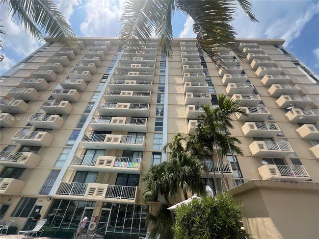 303 - 2350 Ne 135th St, Condo with 2 bedrooms, 2 bathrooms and null parking in North Miami FL | Image 2