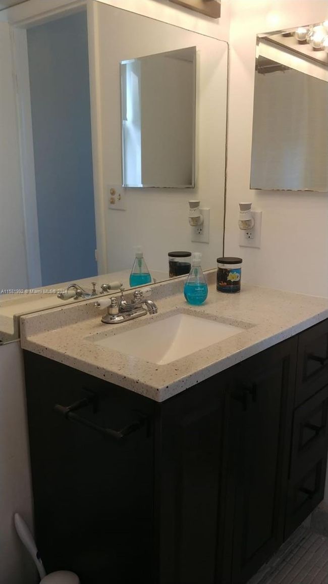 APT-1N - 500 Executive Center Dr, Condo with 2 bedrooms, 2 bathrooms and null parking in West Palm Beach FL | Image 8