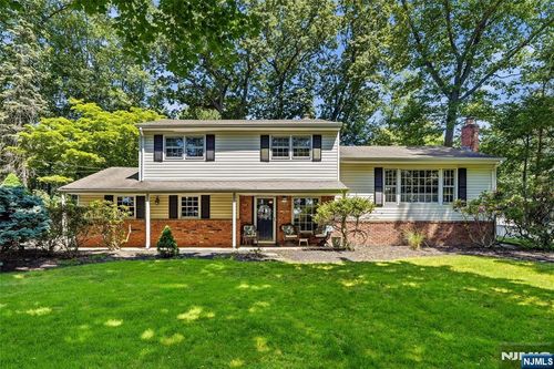 558 Green Ln, River Vale, NJ, 07675-5913 | Card Image