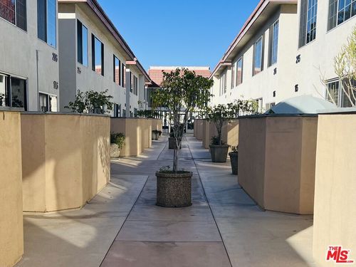 216-18640 Collins St, Tarzana, CA, 91356 | Card Image