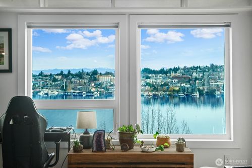 202-2401 8th Ave N, Seattle, WA, 98109-2211 | Card Image