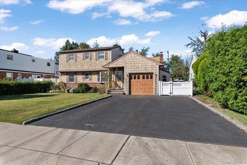 3 Surrey Ln, Bethpage, NY, 11714-1112 | Card Image