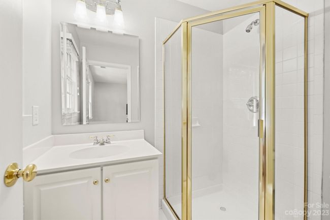 En suite bath in BR 3 | Image 36