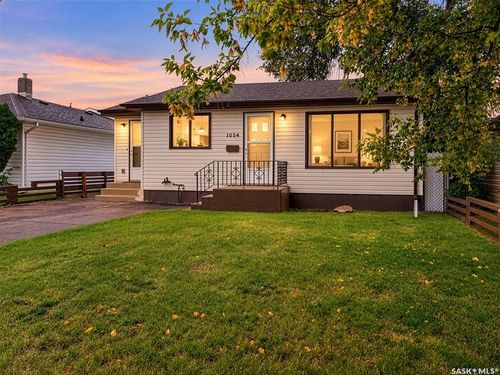 1054 Vaughan St, Moose Jaw, SK, S6H5P2 | Card Image