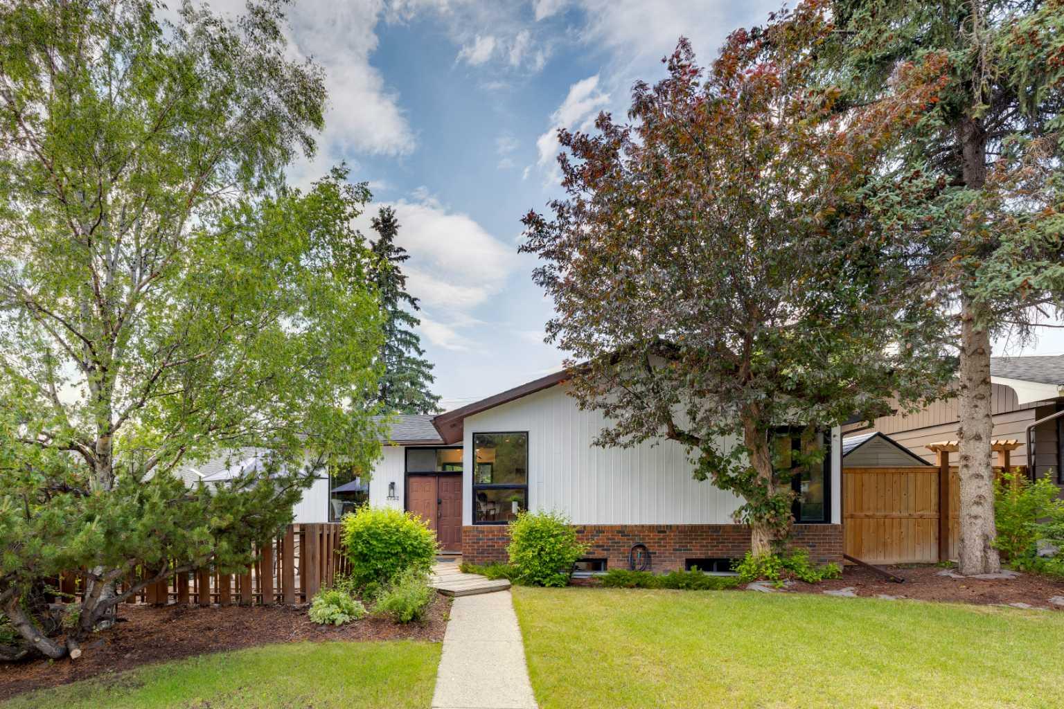 5732 Lodge Cres Sw, Sold in Calgary - Zoocasa