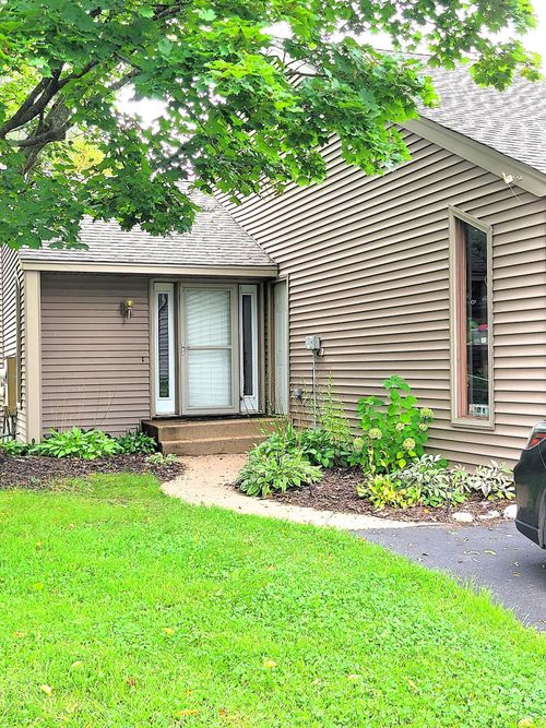 451 Hunter Hill Rd, Hudson, WI, 54016-1868 | Card Image