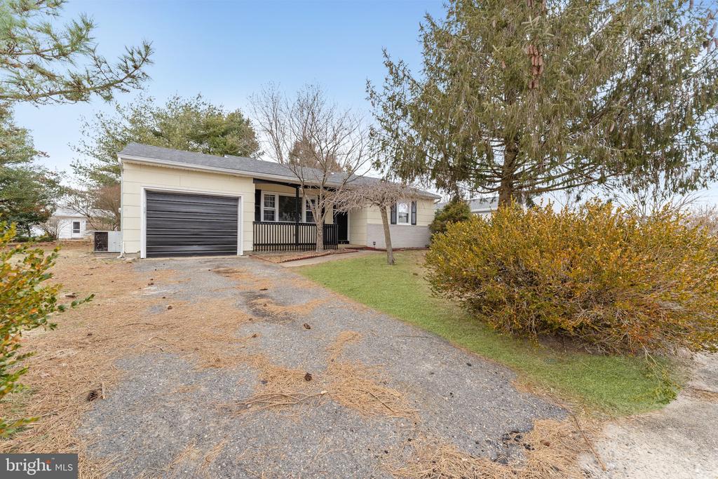 Bolingbroke Dr, Toms River, NJ 08757