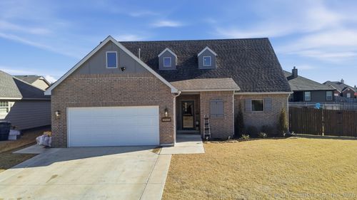 215 W 52nd St, Sand Springs, OK, 74063-3390 | Card Image
