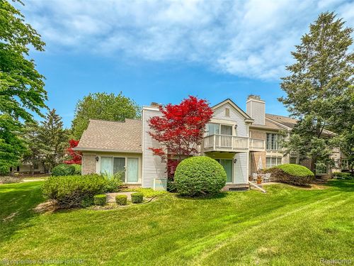 7569 Danbury Cir, West Bloomfield, MI, 48322-3568 | Card Image