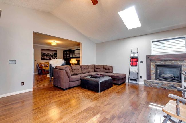 4 Strathwood Bay Sw, Home with 3 bedrooms, 2 bathrooms and 4 parking in Calgary AB | Image 15