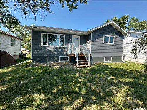 303 2 St Ne, Watson, SK, S0K2A1 | Card Image