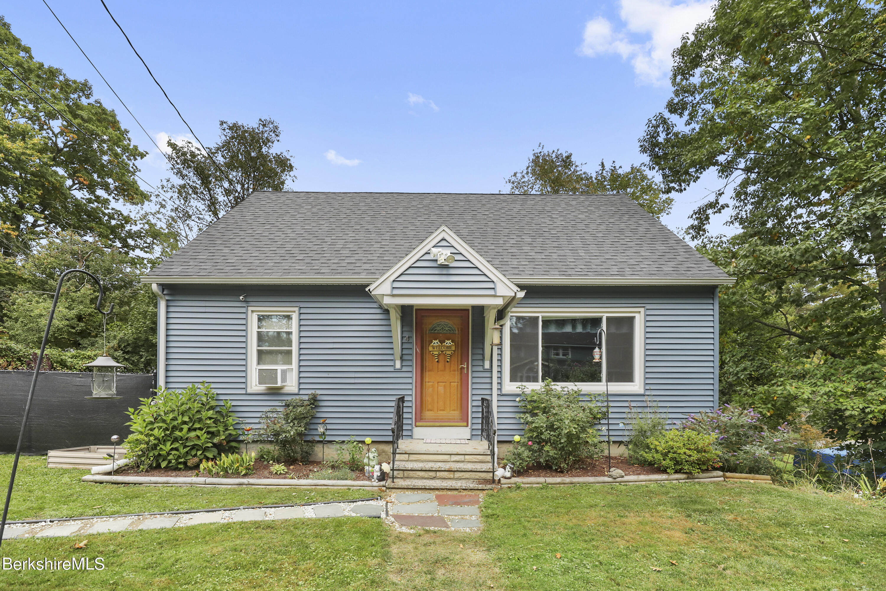 Leslie Ave, Lanesborough, MA 01237