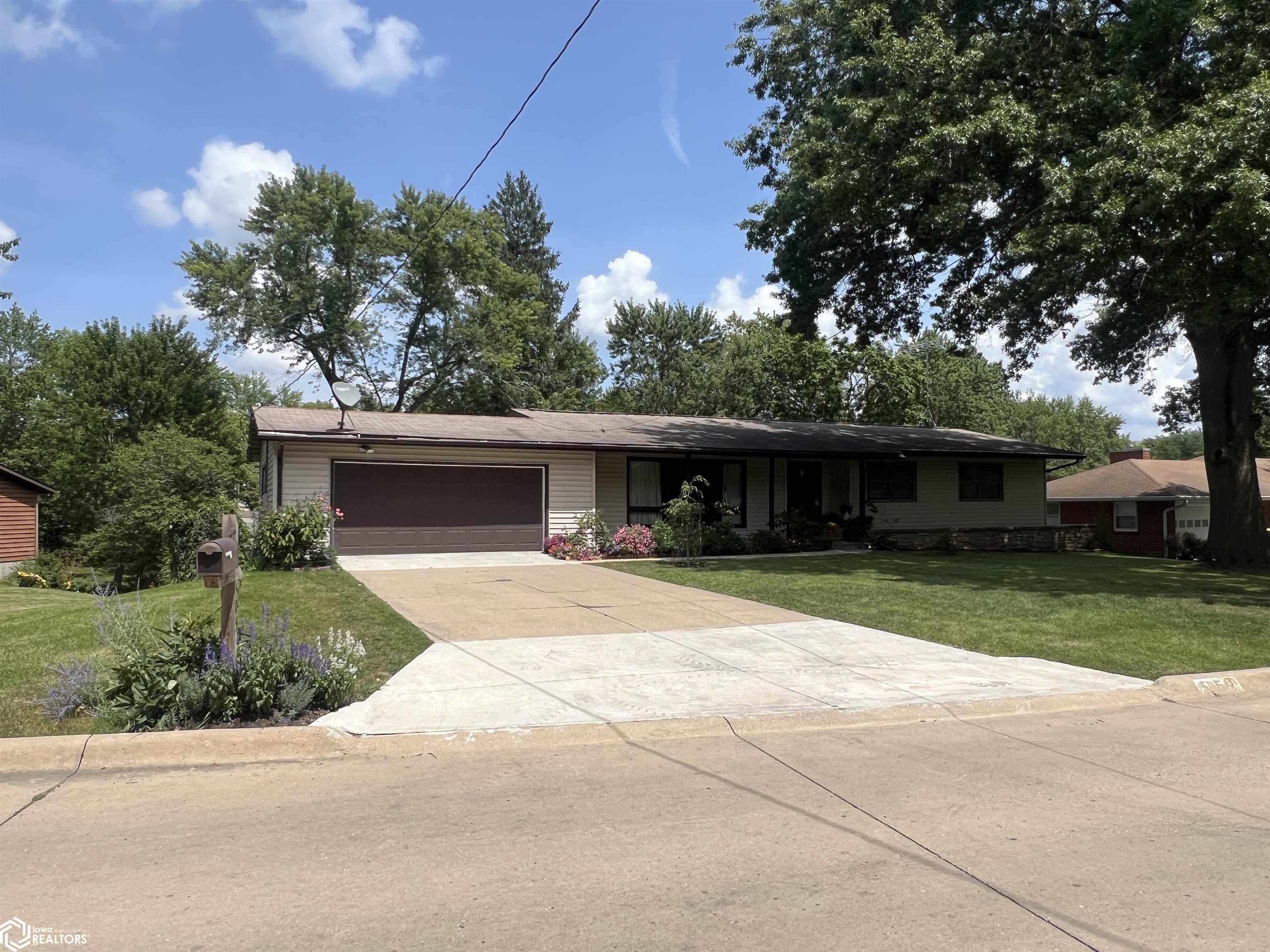 Hillside Dr, Fairfield, IA 52556