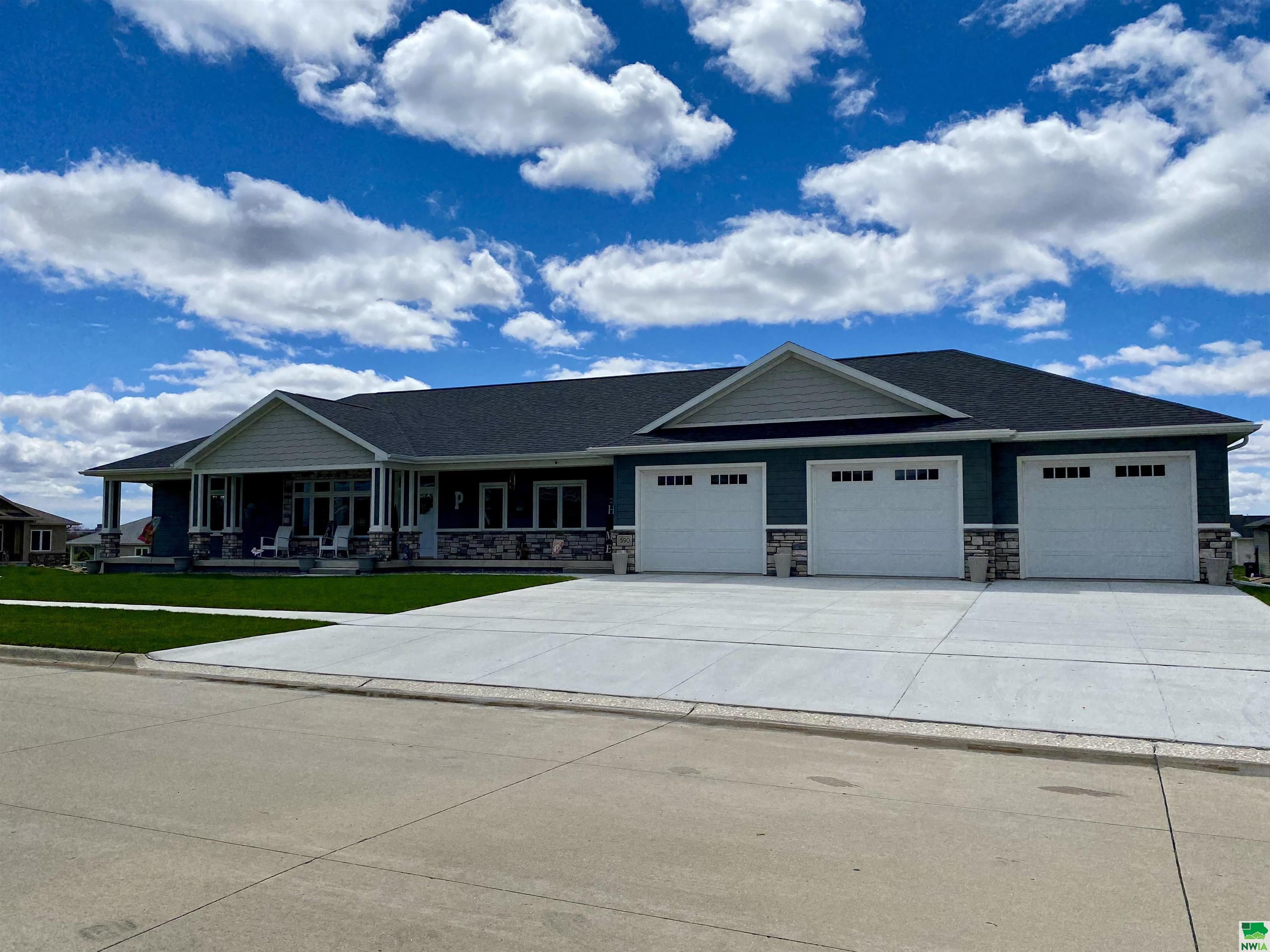 Dogwood Dr, Le Mars, IA 51031
