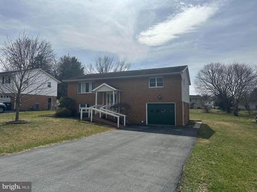 714 Ryan Ln, GREENCASTLE, PA, 17225-9504 | Card Image
